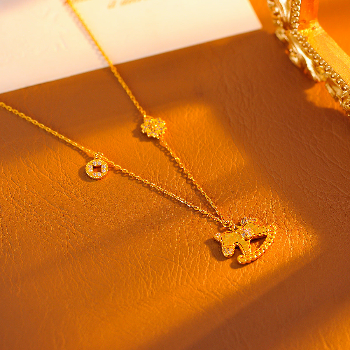 Wooden Horse Necklace Sparkling Ice Fragment Wooden Horse Pendant Necklace New High-end Light Luxury Choker