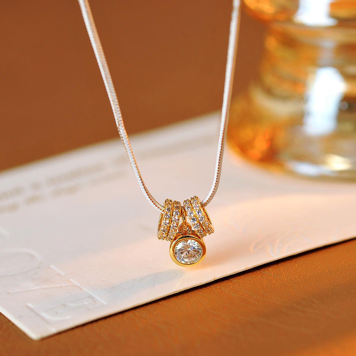 Designer Gold Passepartout Round Diamond Pendant Necklace for Women French Light Luxury High-end Necklace for Women