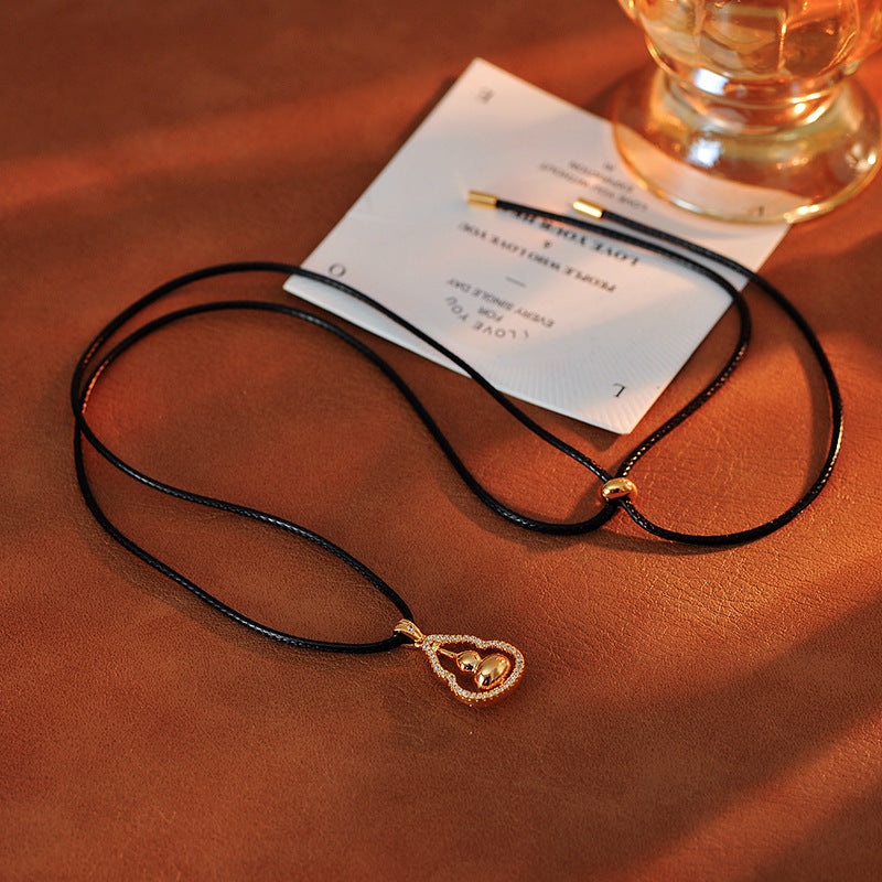 New Chinese Style Ancient Gold Inlaid Diamond Gourd Pendant Necklace for Women, Light Luxury Fashion Versatile New Year Sweater Chain