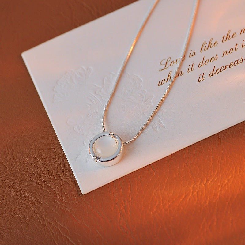 Flowing White Mother-of-Pearl Pendant Necklace for Women, Long Simple Design Clavicle Chain, High-End Minimalist Sweater Chain for Women