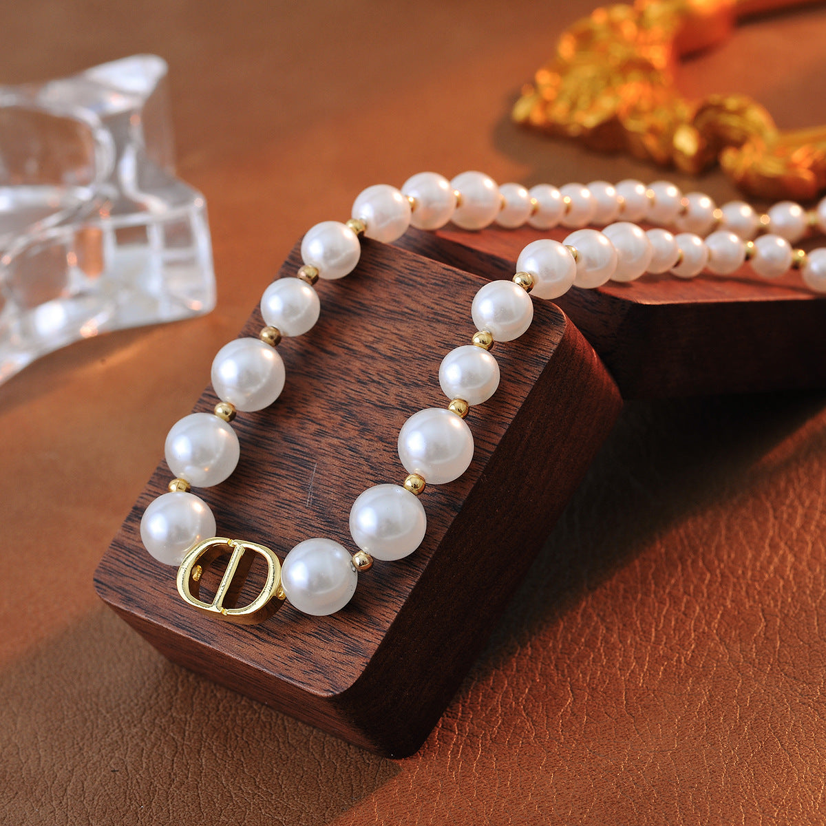 European and American D Brand Letter CD Gradient Pearl Necklace for Women, Light Luxury Niche Fashion, Vintage High-end Sense, Elegant Collarbone Chain