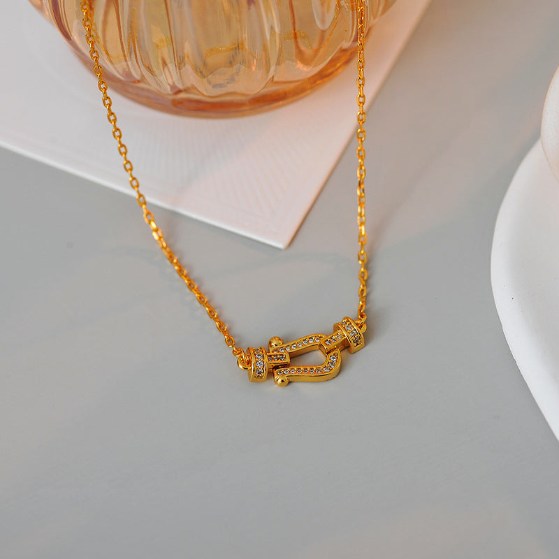 French Horseshoe Necklace for Women, Gold Color, Niche Horseshoe Clasp, U-Shaped Collarbone Chain, Braided Chain, Simple and Elegant