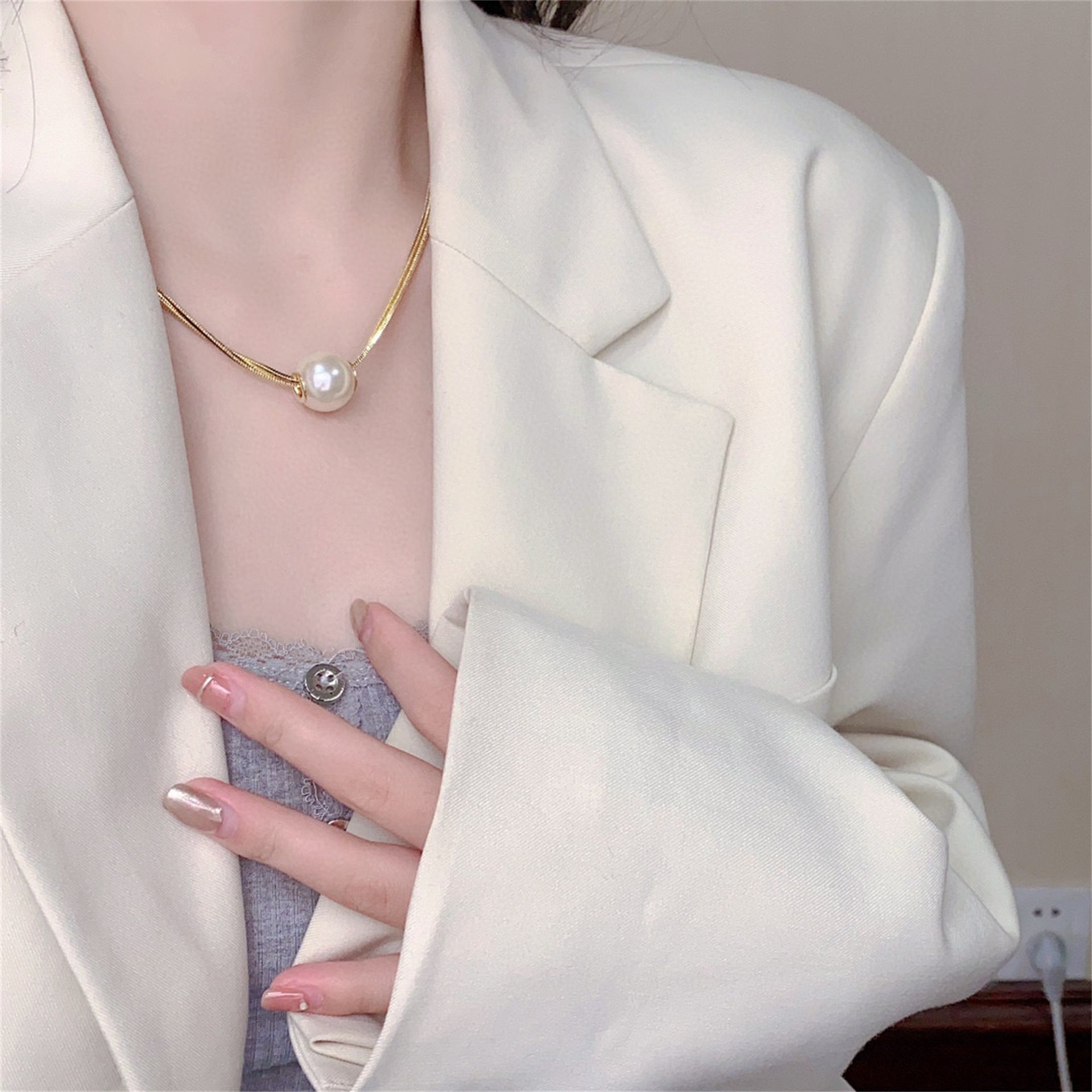 Light Luxury Pearl Pendant Necklace for Women 2025 New Double Layer French Niche Design Collarbone Chain High-end Neck Chain