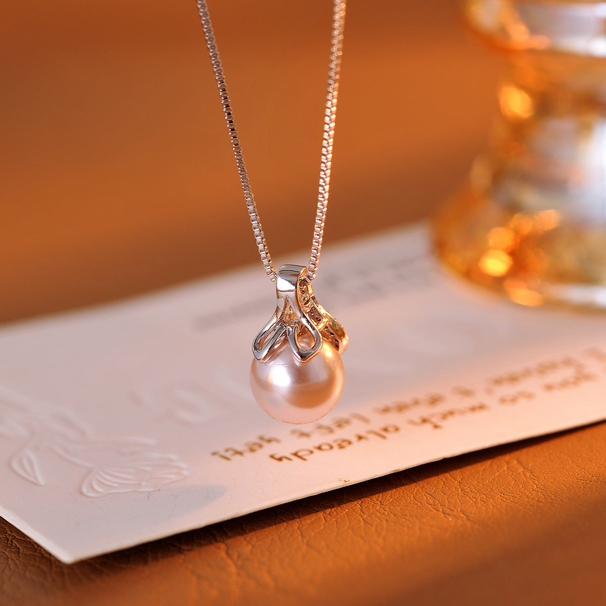 Fishtail Necklace with Diamonds and Natural Shell Pearl Single Fishtail Pendant Necklace Light Luxury High-end Clavicle Chain