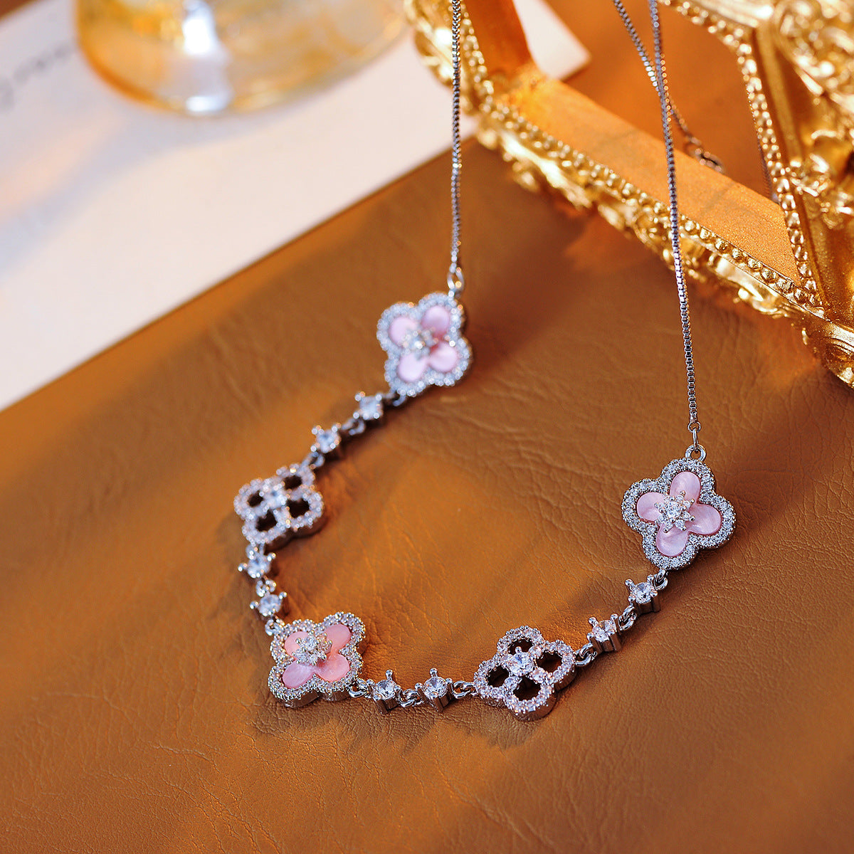 Exquisite Shiny Hot-Selling Natural Pink Shell Hollow Lucky Four-Leaf Clover Pull Necklace for Women Niche Light Luxury