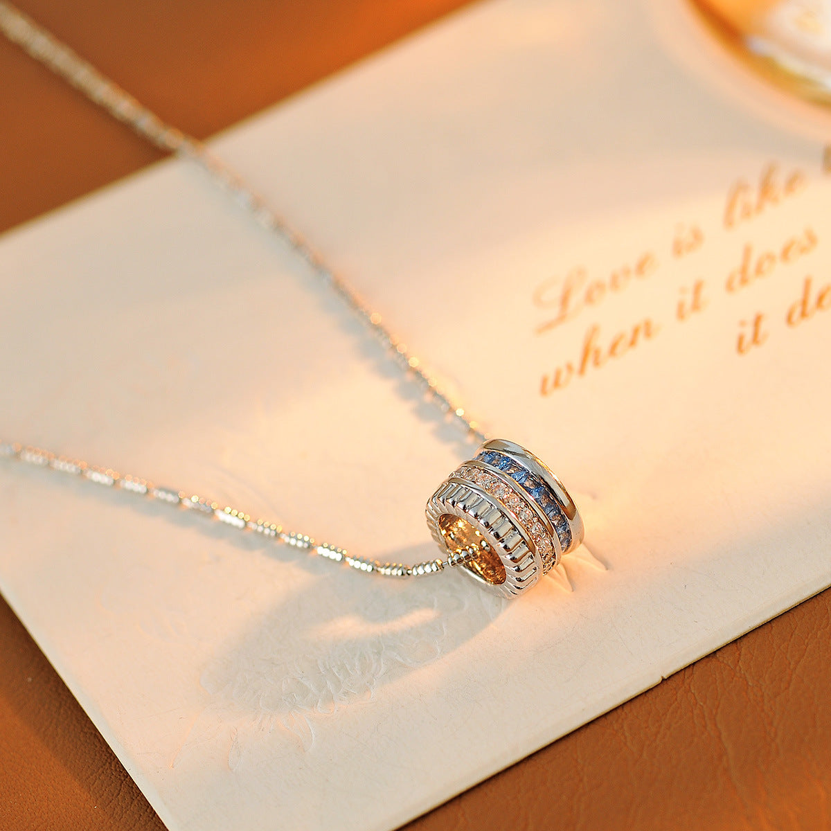 New French Style Dynamic Blue Ice Heart Circle Necklace for Women, High-end Exquisite Petite Collarbone Chain