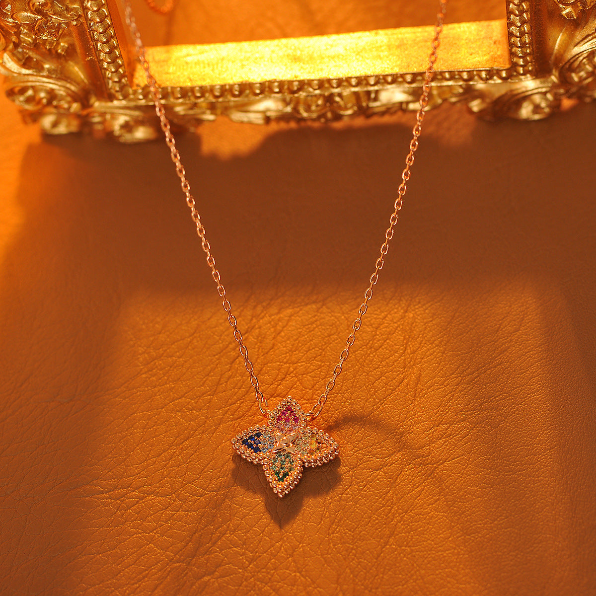 New Luxury Jewelry High-End Vintage Flower Necklace for Women Pendant Collarbone Chain Simple Necklace for Women Elegant