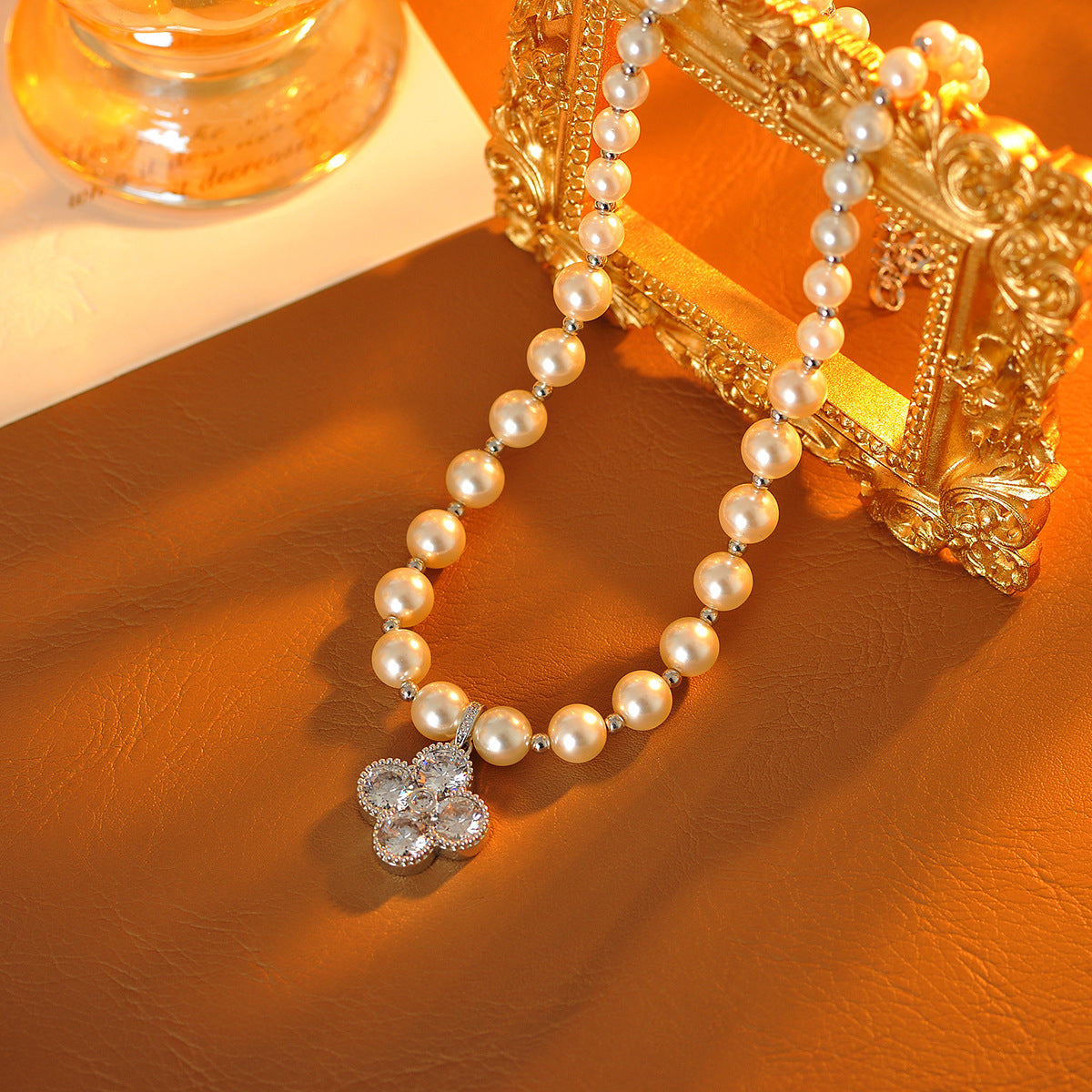 New Four-Leaf Flower Pearl Necklace Niche High-End Fashion Versatile Elegant Zircon Pendant