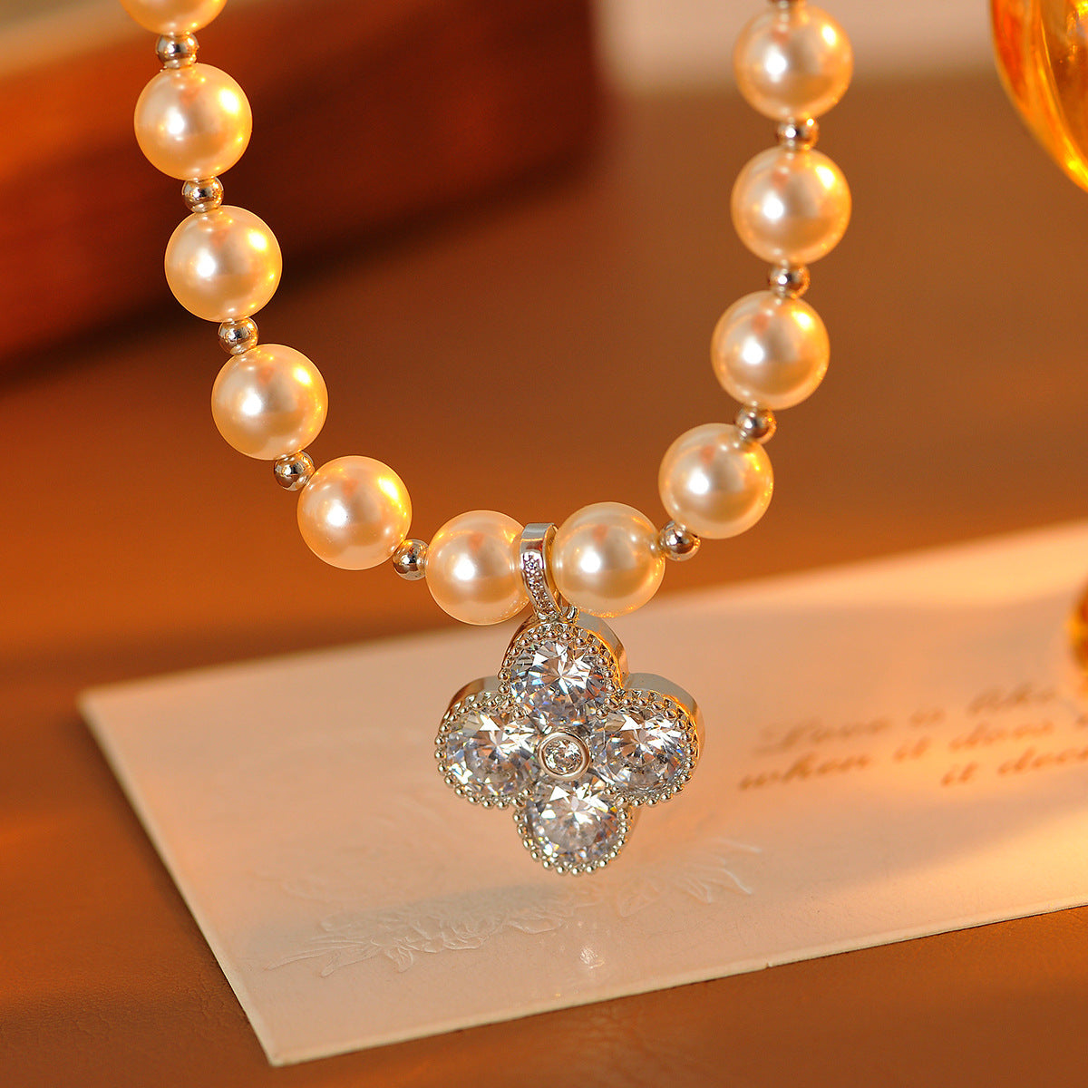 New Four-Leaf Flower Pearl Necklace Niche High-End Fashion Versatile Elegant Zircon Pendant