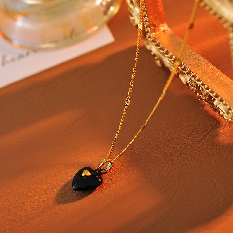 New Vintage Exquisite Enamel Heart Pendant Necklace for Women High-end Fashion Versatile Collarbone Chain