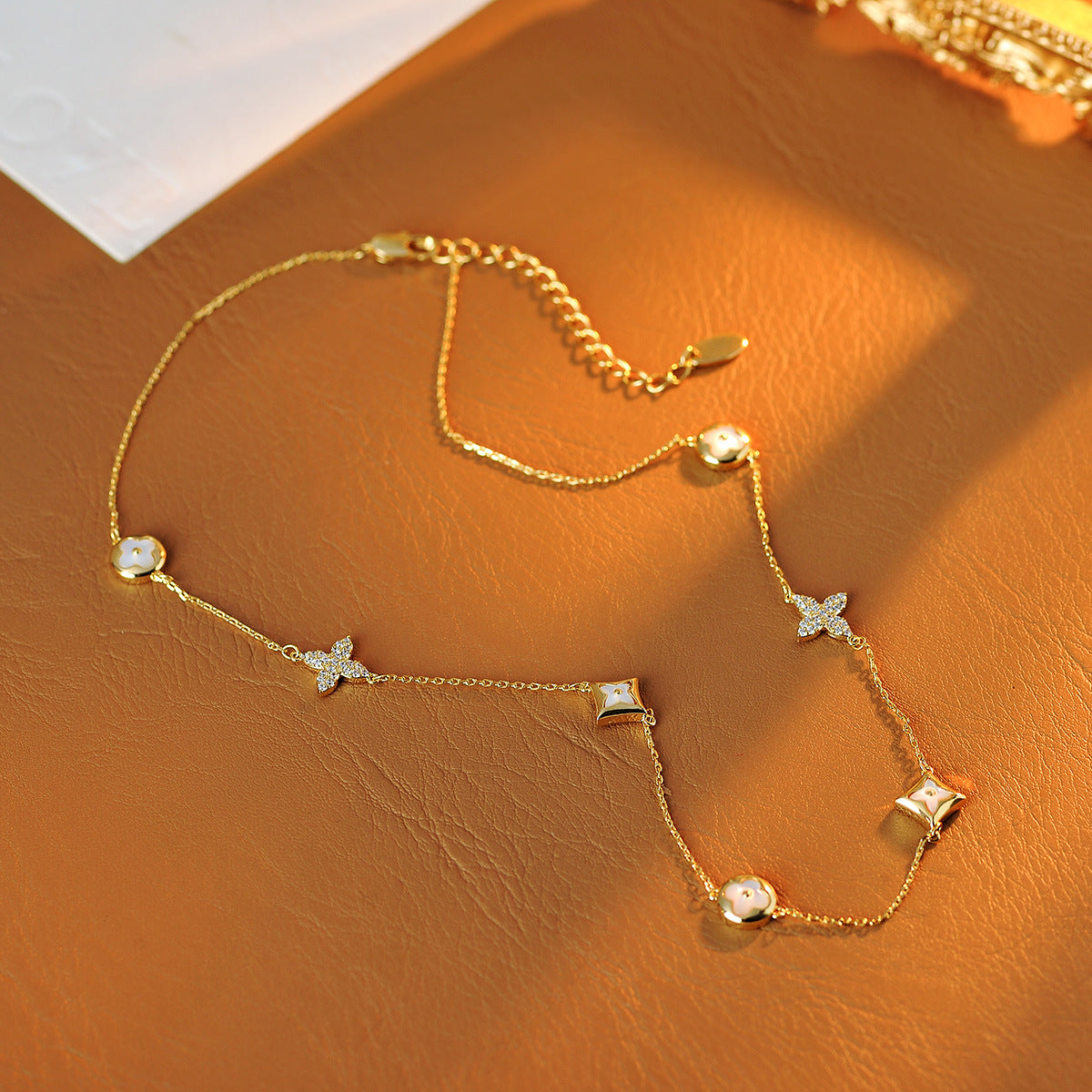 Four-leaf Clover Mother-of-Pearl Necklace Light Luxury Niche Design Star Clavicle Chain 2025 New Simple Elegant