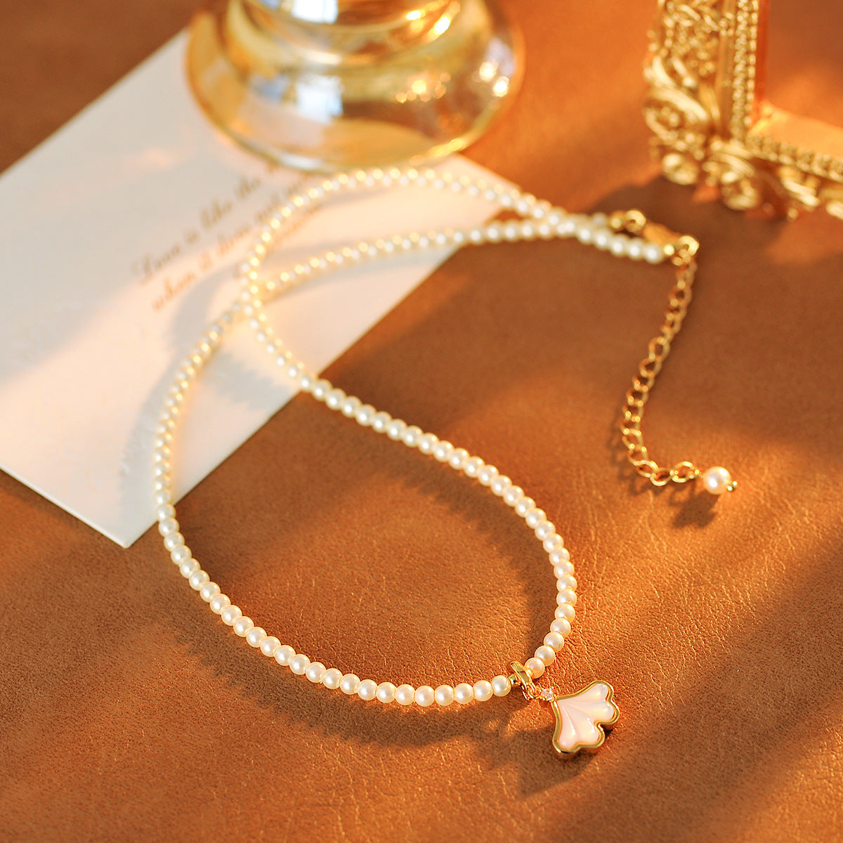 Minimalist Niche Ginkgo Leaf Mother-of-Pearl Pendant Pearl Necklace Hot-Selling Light Luxury Choker Niche Collarbone Chain