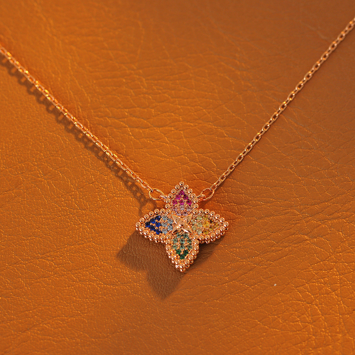 New Luxury Jewelry High-End Vintage Flower Necklace for Women Pendant Collarbone Chain Simple Necklace for Women Elegant