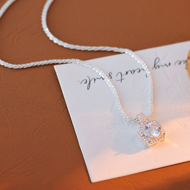 Zircon Small Sugar Cube Pendant Necklace Accessories for Women, High-End Luxury, Niche Style, Simple and Exquisite Collarbone Chain