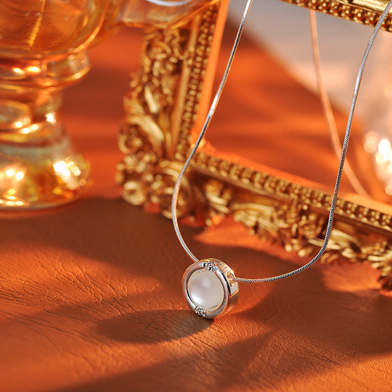 Flowing White Mother-of-Pearl Pendant Necklace for Women, Long Simple Design Clavicle Chain, High-End Minimalist Sweater Chain for Women