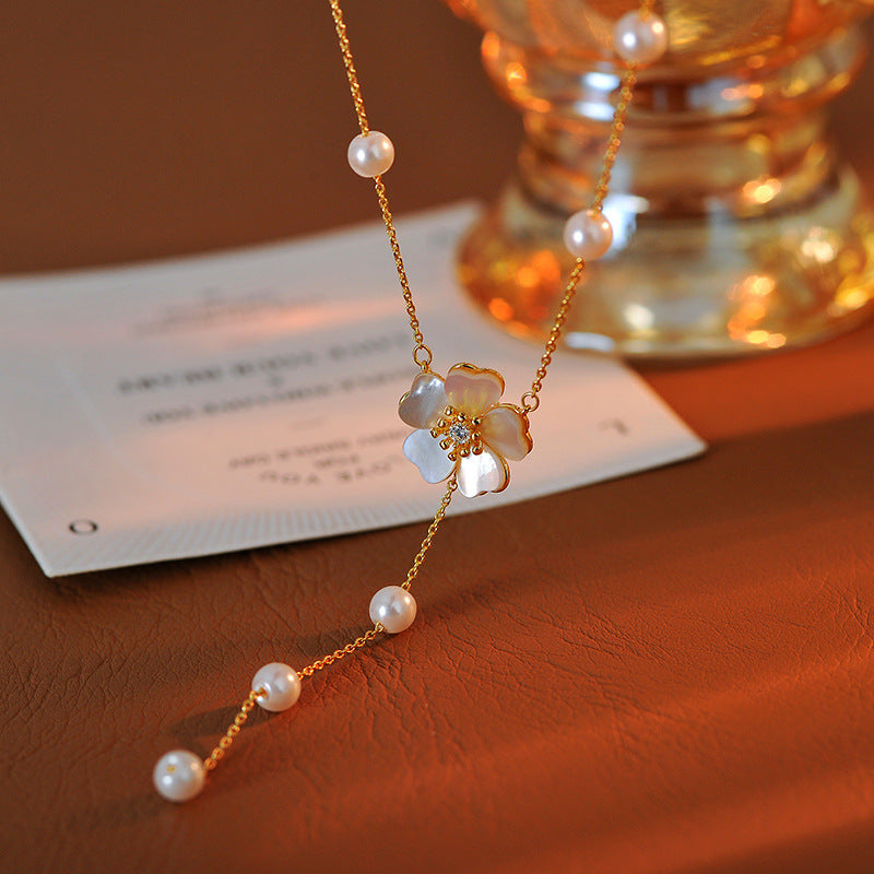 White Shell Small Daisy Pearl Necklace for Women, Autumn and Winter, Non-Fading, Light Luxury, Niche Sweater Chain, Versatile, High-End Feel Jewelry