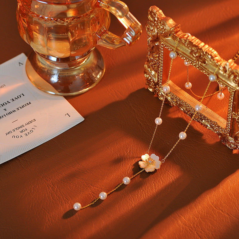 White Shell Small Daisy Pearl Necklace for Women, Autumn and Winter, Non-Fading, Light Luxury, Niche Sweater Chain, Versatile, High-End Feel Jewelry