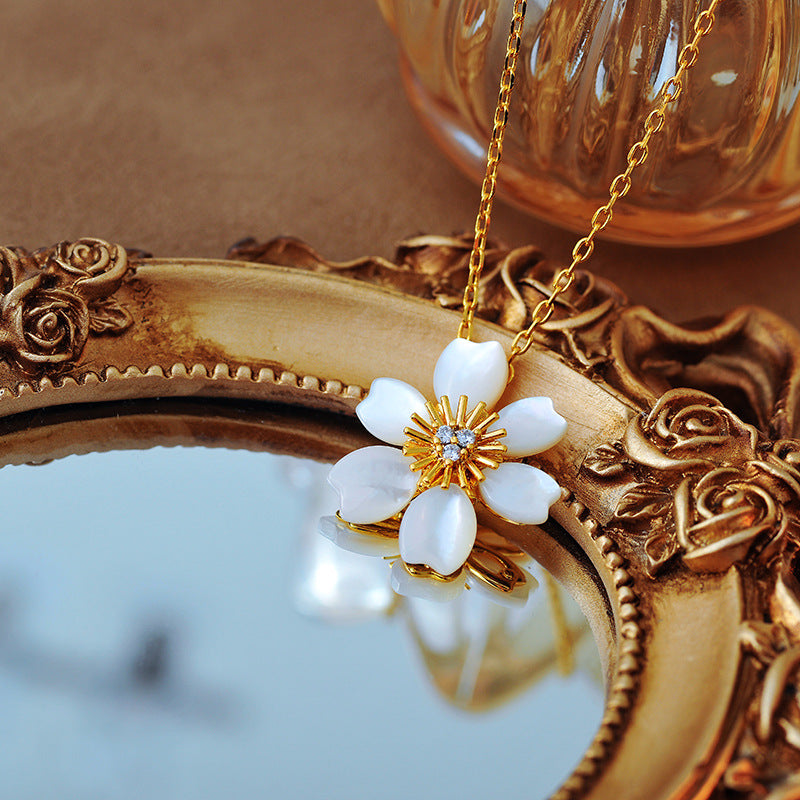 New White Shell Daisy Pendant Sunflower 18K Gold Plated Sunflower Mother-of-Pearl Flower Collarbone Chain for Women