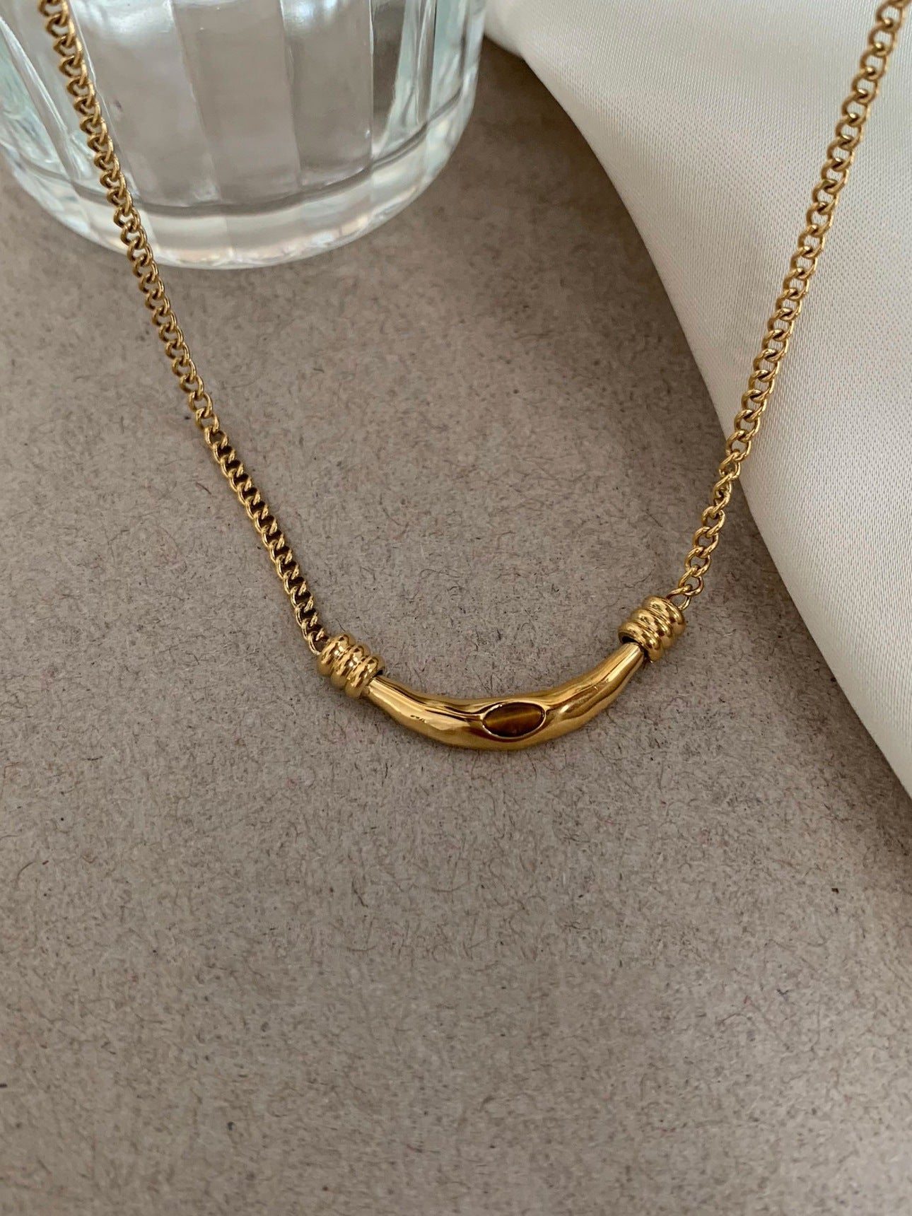 Vintage Light Luxury INS Style Niche Inlaid Tiger Eye Stone Titanium Steel INS High-End Necklace Trendy European and American Style Desert Journey