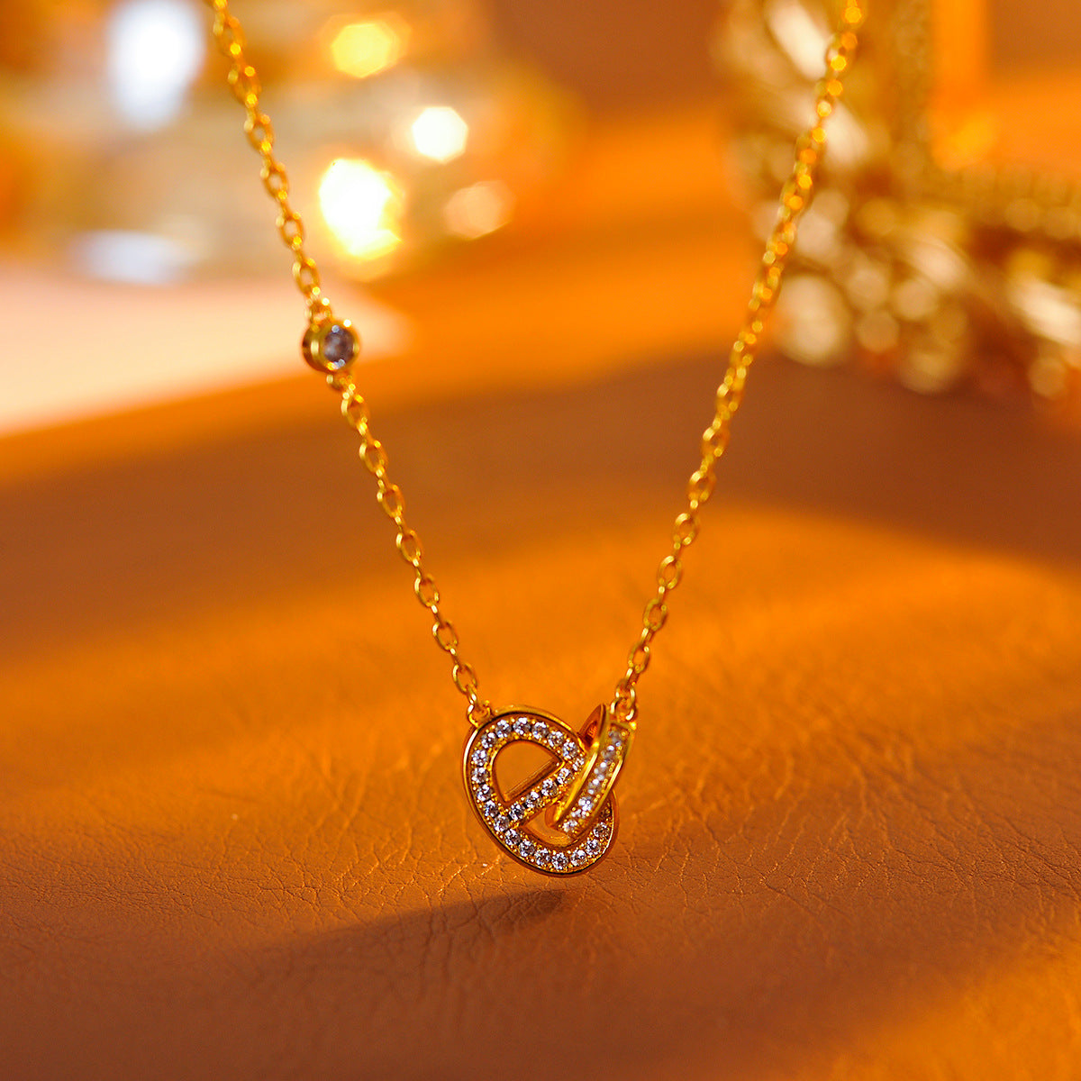 Interlocking Necklace for Women 2025 New Simple Light Luxury Niche Design Double Ring Collarbone Chain Accessories Wholesale