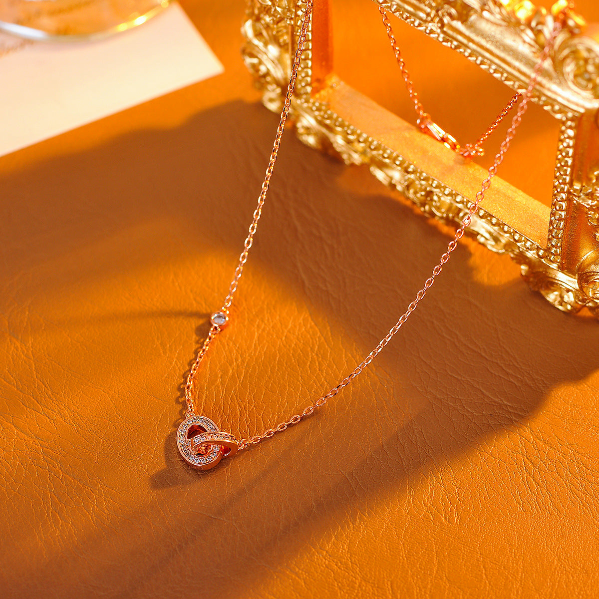 Interlocking Necklace for Women 2025 New Simple Light Luxury Niche Design Double Ring Collarbone Chain Accessories Wholesale