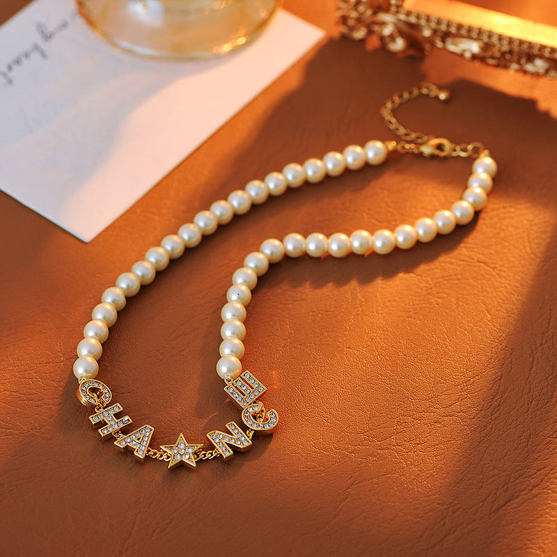 2025 New Classic Vintage Niche Pearl Internet Celebrity Necklace Chanel Style Versatile Lock Inlaid Diamond Letter Necklace
