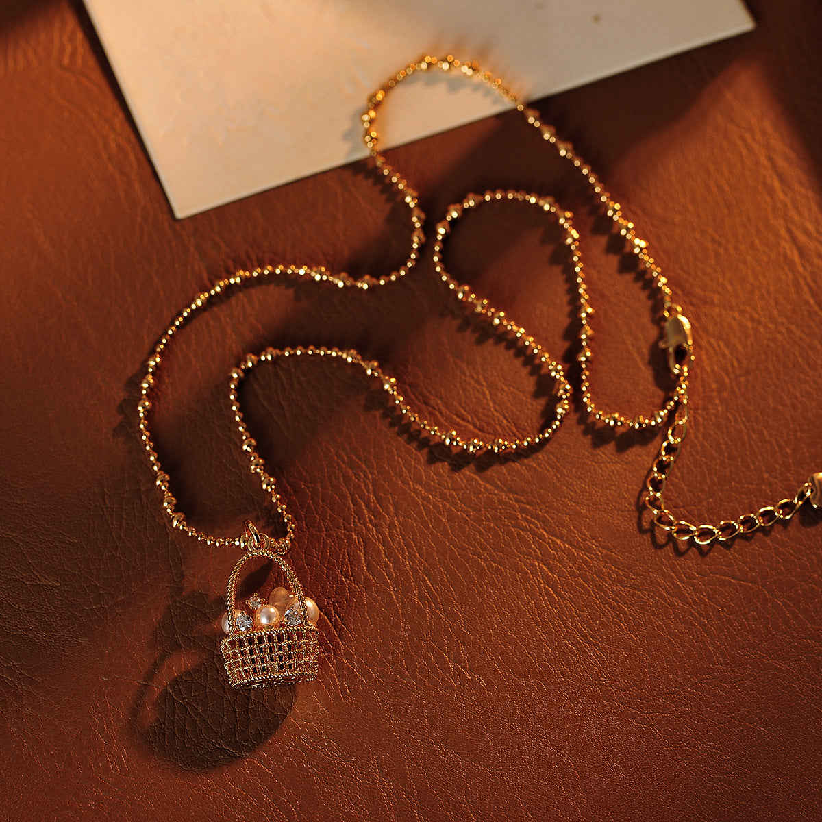 Xiaohongshu Hot-Selling Magic Chain Pearl Small Flower Basket Necklace 2025 New Fashion Light Luxury Collarbone Necklace