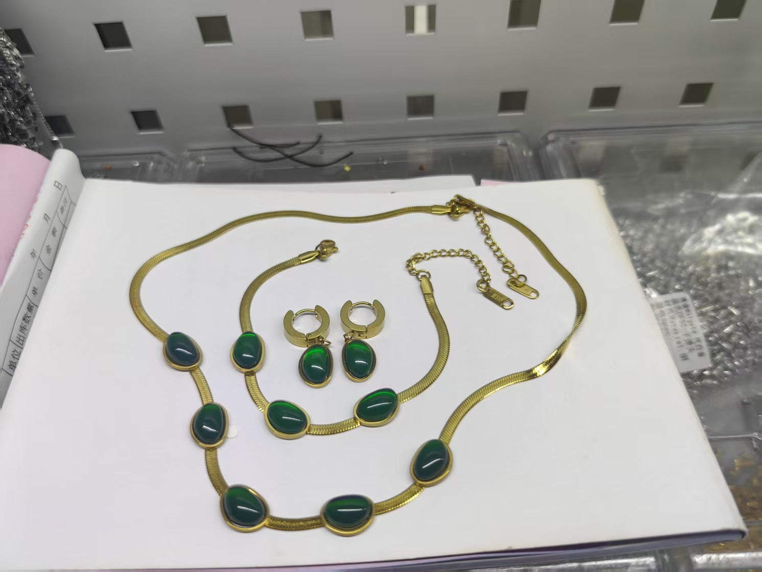 Korean Style Elegant Emerald Gemstone Blade Chain Titanium Steel Necklace for Women Ins Trendy Fashionable Design Internet Celebrity Collarbone Chain