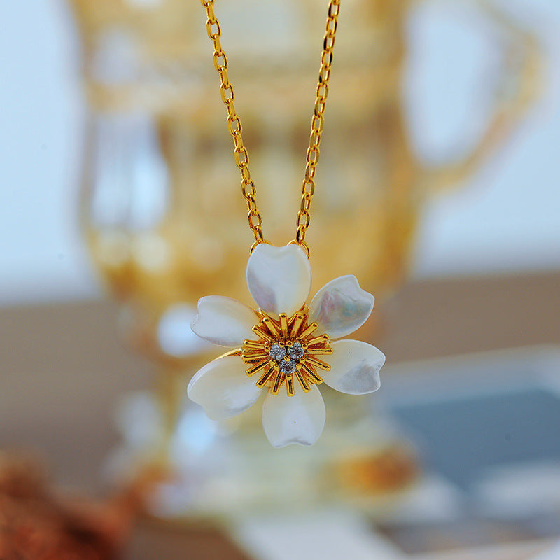 New White Shell Daisy Pendant Sunflower 18K Gold Plated Sunflower Mother-of-Pearl Flower Collarbone Chain for Women