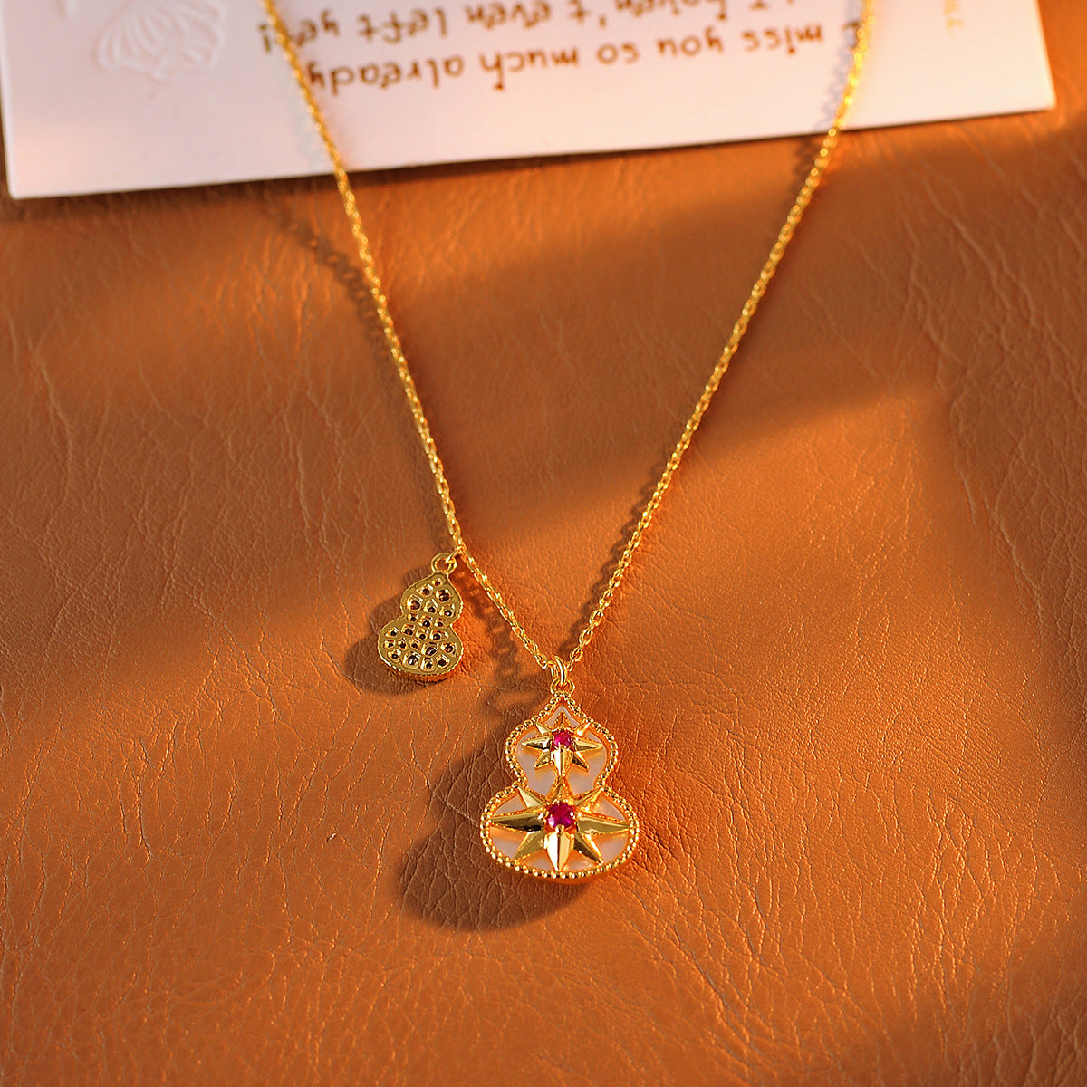 Gourd Necklace New Chinese Style Exquisite Ancient Method Red Gemstone Starlight White Shell Gourd Necklace