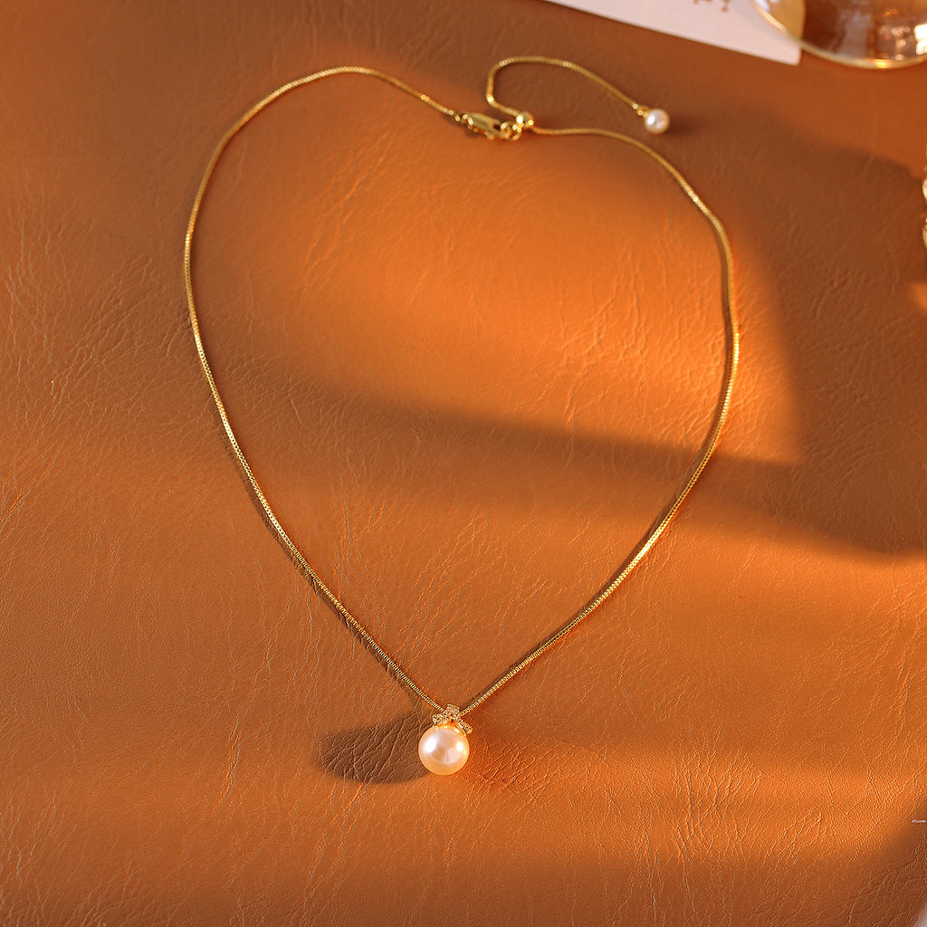 Fishtail Necklace with Diamonds and Natural Shell Pearl Single Fishtail Pendant Necklace Light Luxury High-end Clavicle Chain