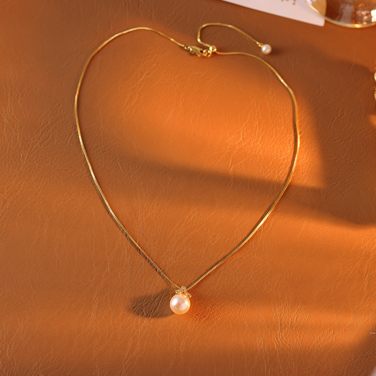 Fishtail Necklace with Diamonds and Natural Shell Pearl Single Fishtail Pendant Necklace Light Luxury High-end Clavicle Chain