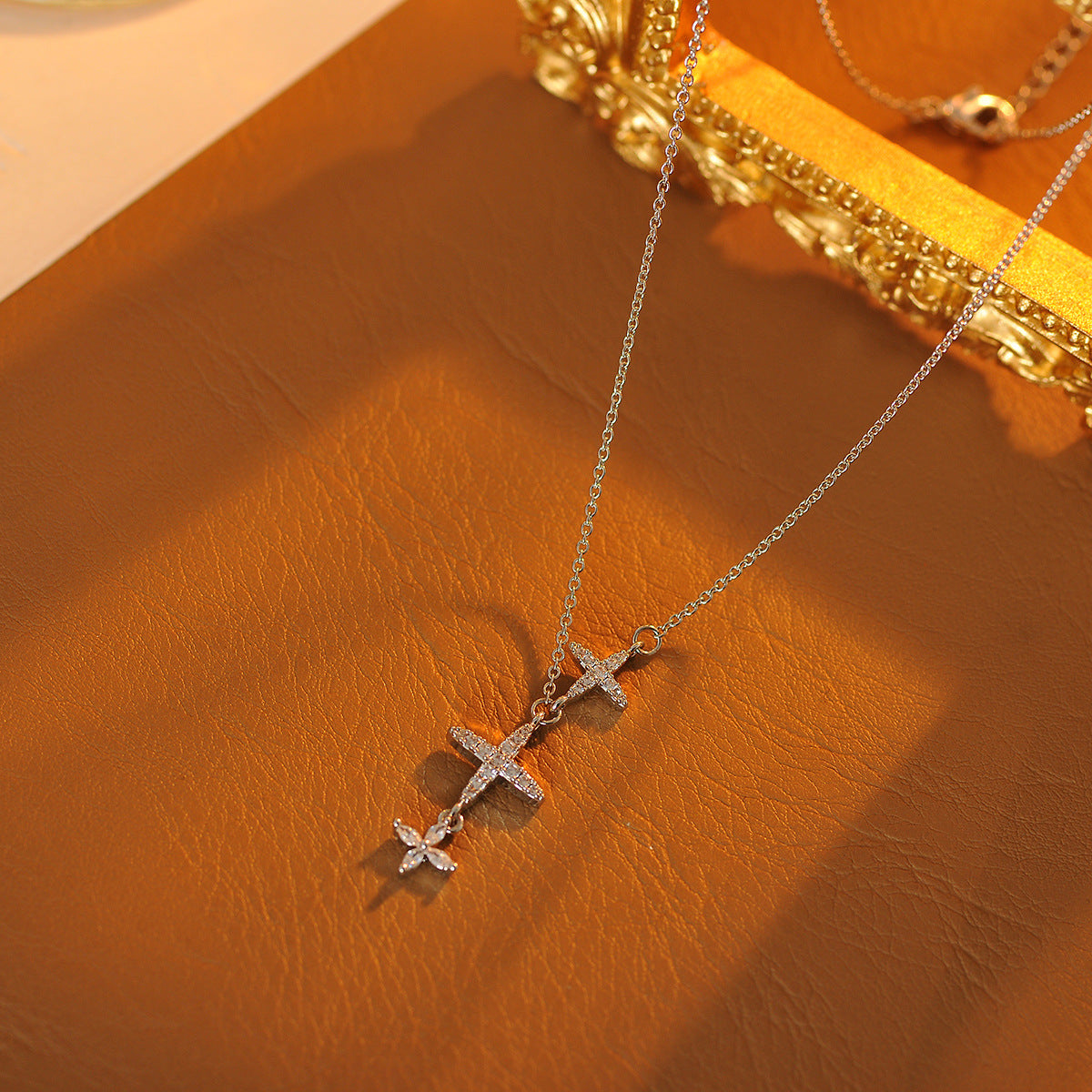 2025 New Flash Zirconium Four-leaf Clover Pendant Necklace High-end Clavicle Chain Light Luxury Niche Accessories