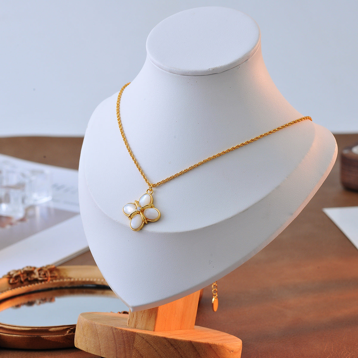 Four-leaf Clover Necklace for Women, Light Luxury Fashion Collarbone Chain, Gift for Girlfriend, Ins Simple Mother-of-Pearl Pendant