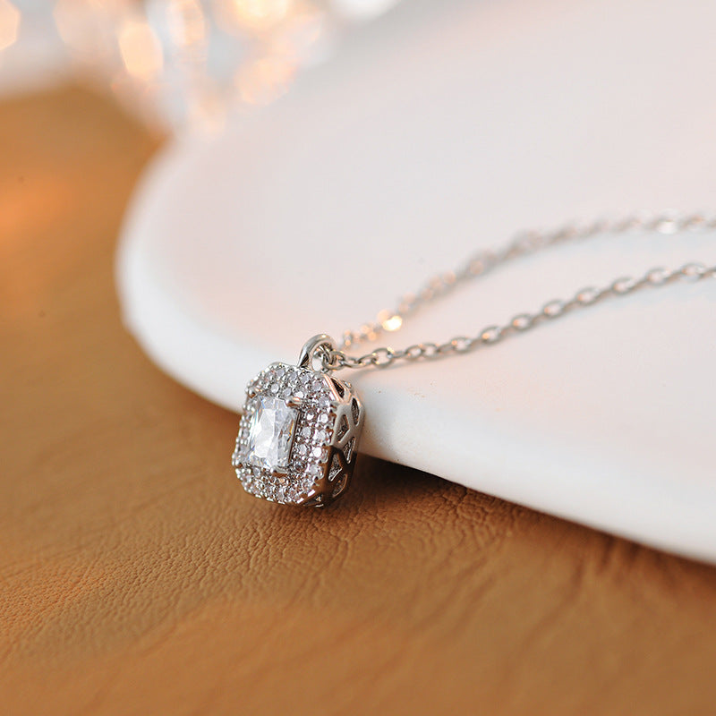 Sugar Cube Necklace for Women New Clavicle Chain Light Luxury Niche Design Pendant Simple Fashion Versatile Necklace