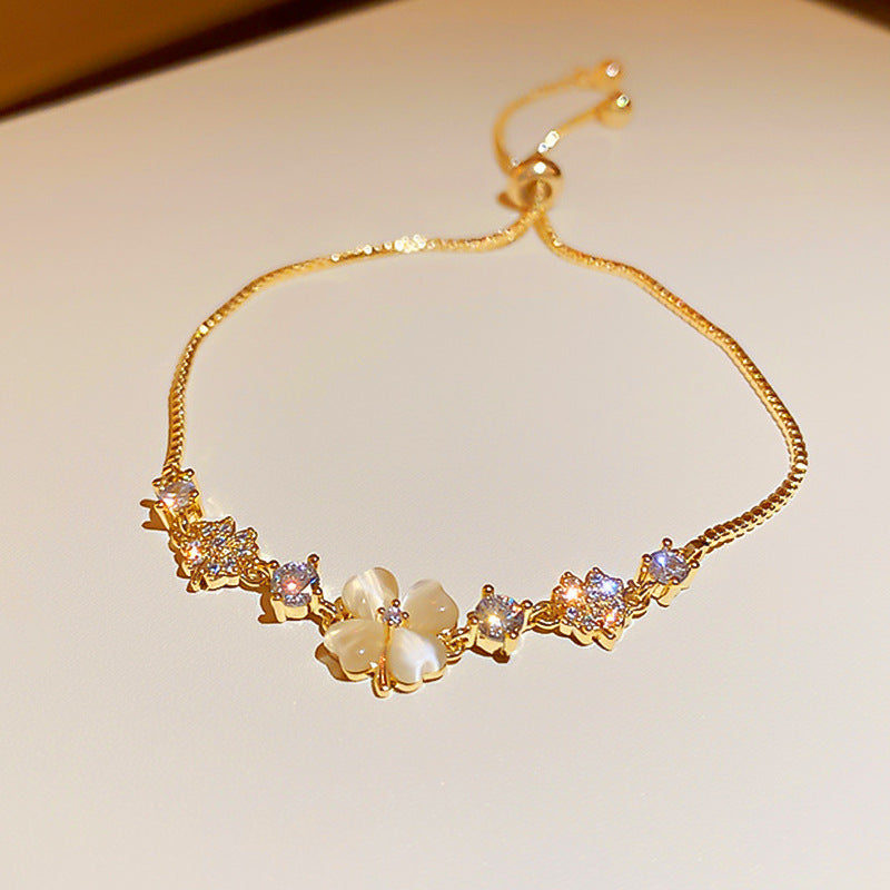 Korean Style Simple Lucky Clover Bracelet for Women, Light Luxury Jewelry with a Sense of Sophistication, Summer Niche Crystal Flower Bracelet