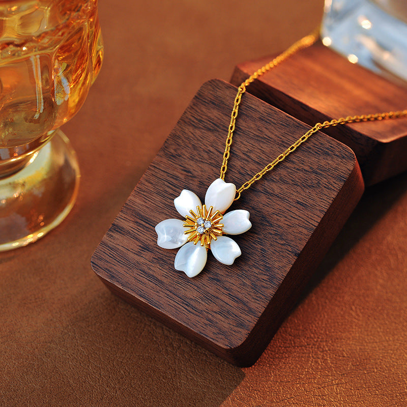 New White Shell Daisy Pendant Sunflower 18K Gold Plated Sunflower Mother-of-Pearl Flower Collarbone Chain for Women