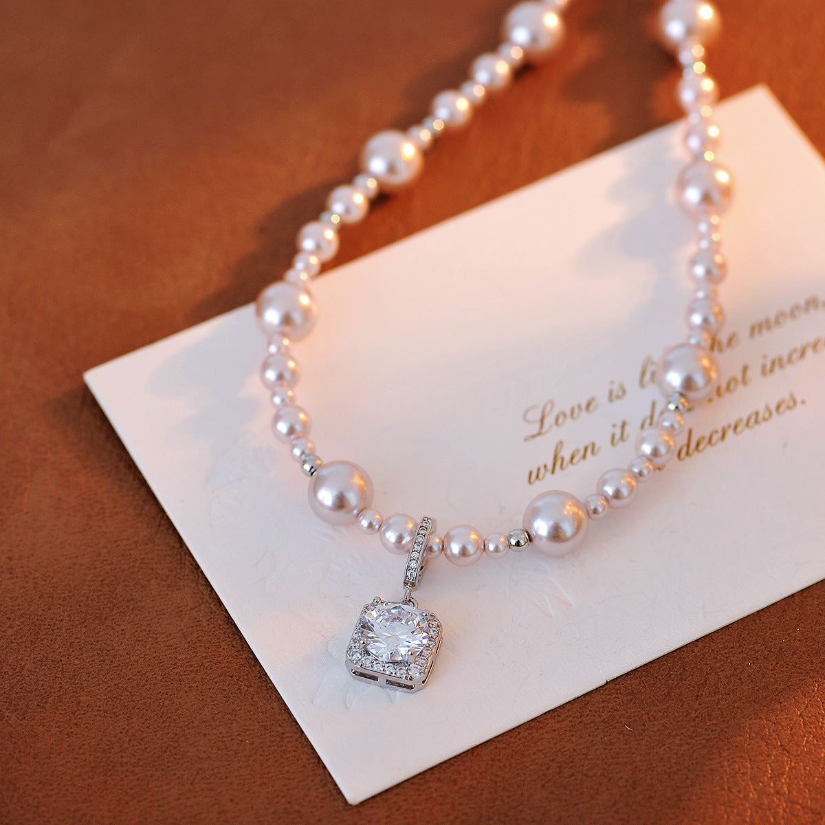 2025 New Manta Rose Pearl Sugar Cube Necklace Accessory High-End Light Luxury Niche Collarbone Chain