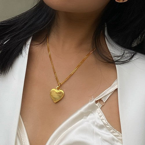 B Letter Heart Necklace for Women, Light Luxury Niche Design, High-End Sweater Chain, European and American Ins Style, New Peach Heart Collarbone Chain