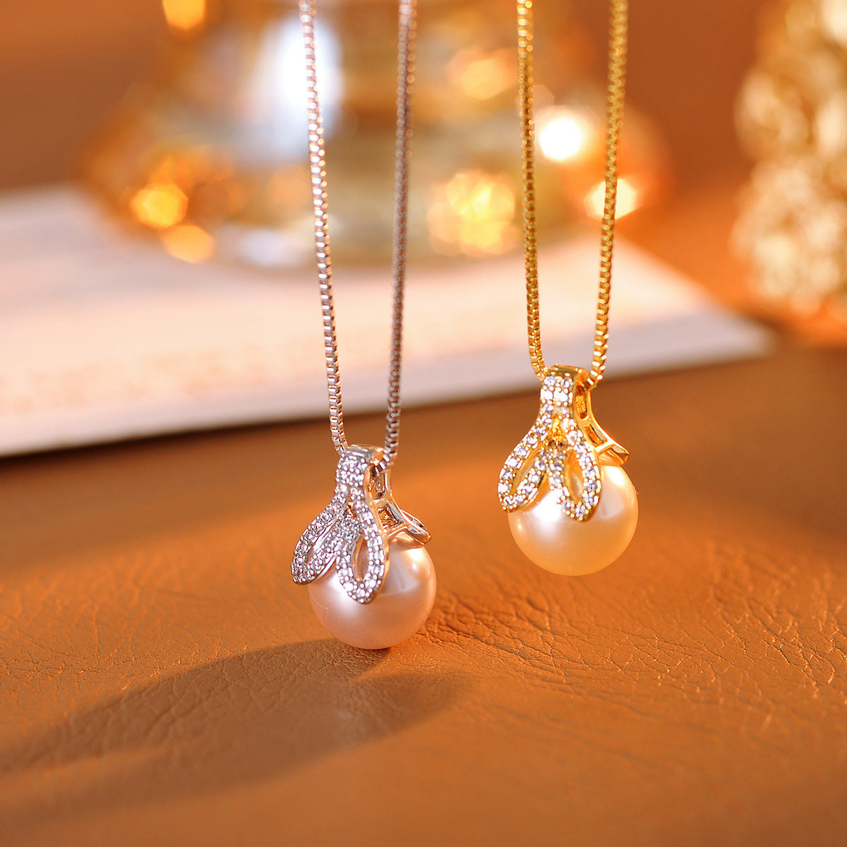 Fishtail Necklace with Diamonds and Natural Shell Pearl Single Fishtail Pendant Necklace Light Luxury High-end Clavicle Chain