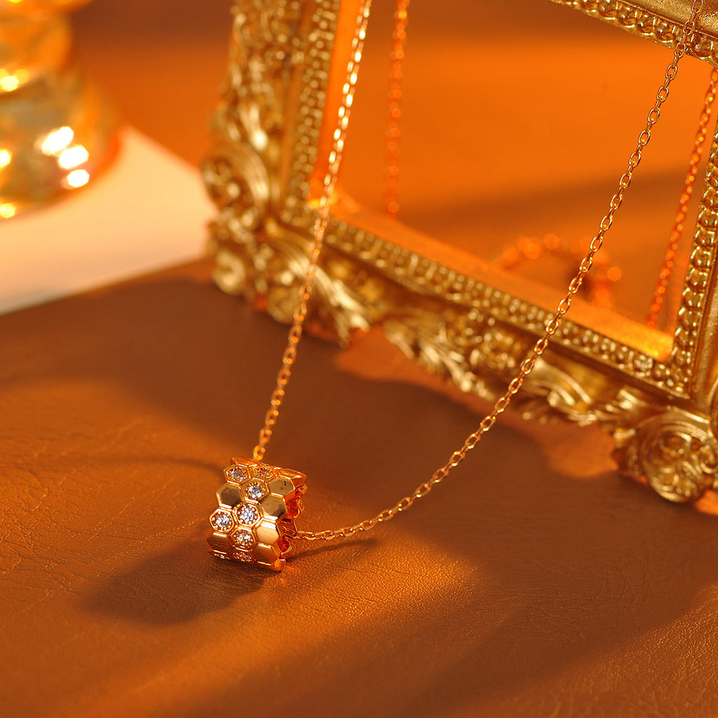 Exquisite Edition Inlaid Diamond Honeycomb Necklace Diamond Pattern Cylinder Pendant Honeycomb Polygonal Collarbone Chain Light Luxury