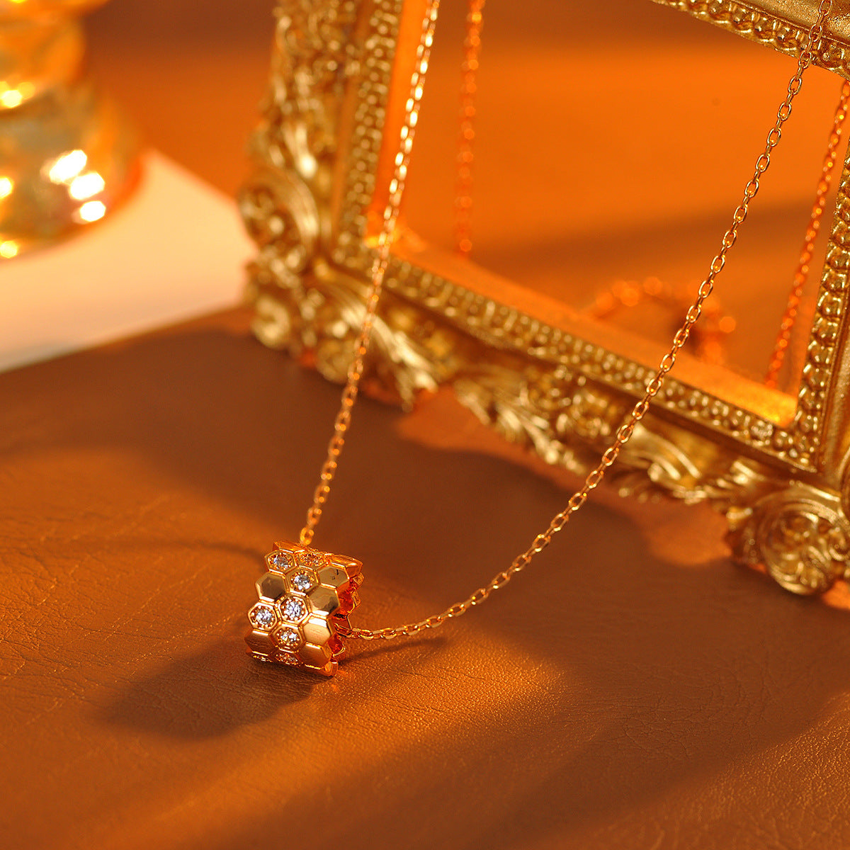 Exquisite Edition Inlaid Diamond Honeycomb Necklace Diamond Pattern Cylinder Pendant Honeycomb Polygonal Collarbone Chain Light Luxury