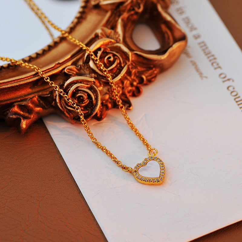 White Shell Heart Necklace for Women, Light Luxury Niche High-End Clavicle Chain, New Hot-Selling Autumn Winter Sweater Chain