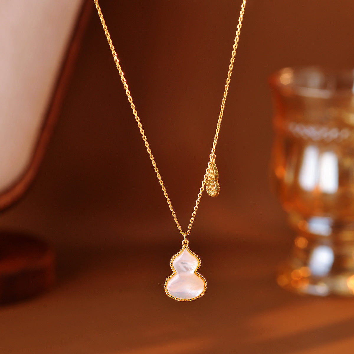 Gourd Necklace New Chinese Style Exquisite Ancient Method Red Gemstone Starlight White Shell Gourd Necklace