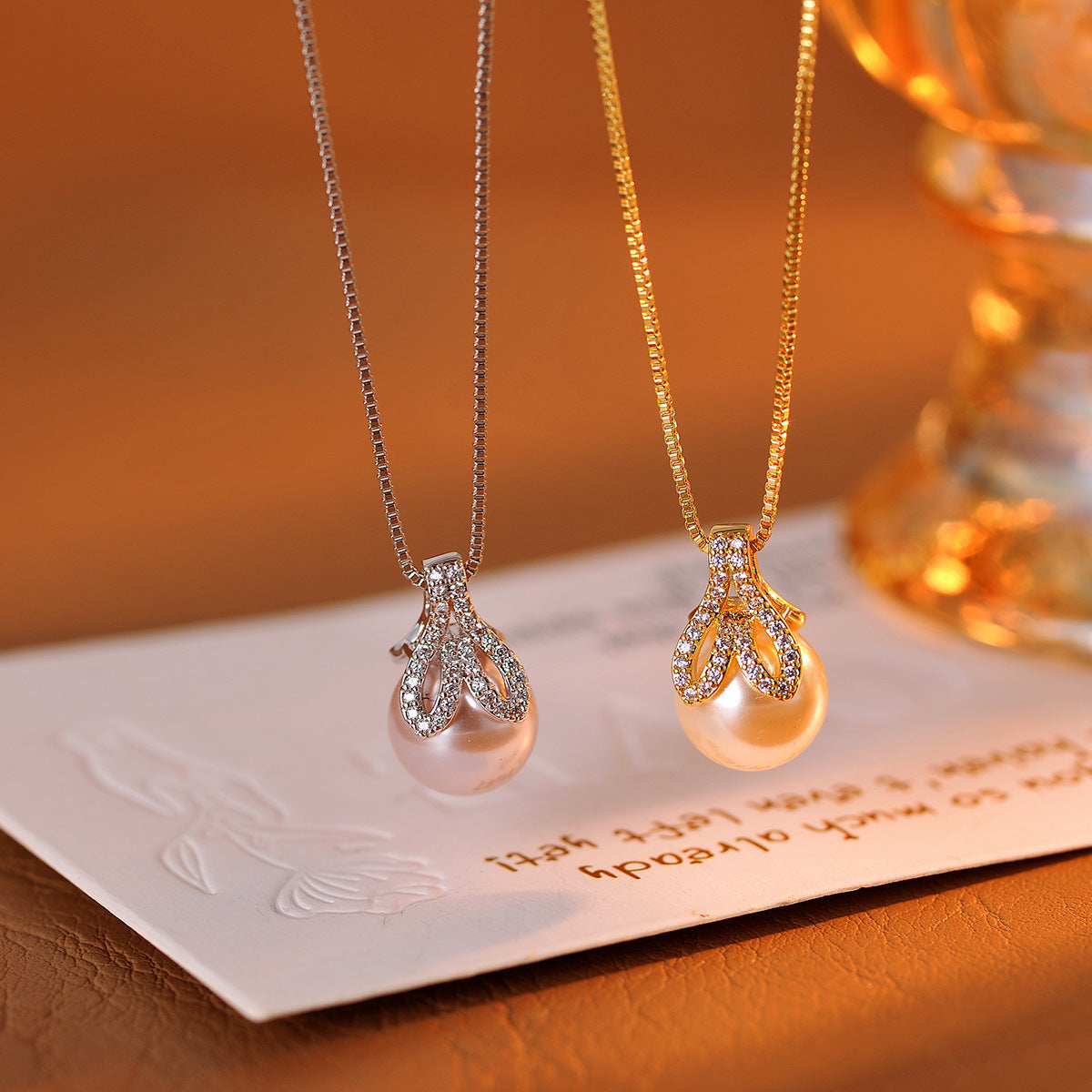 Fishtail Necklace with Diamonds and Natural Shell Pearl Single Fishtail Pendant Necklace Light Luxury High-end Clavicle Chain