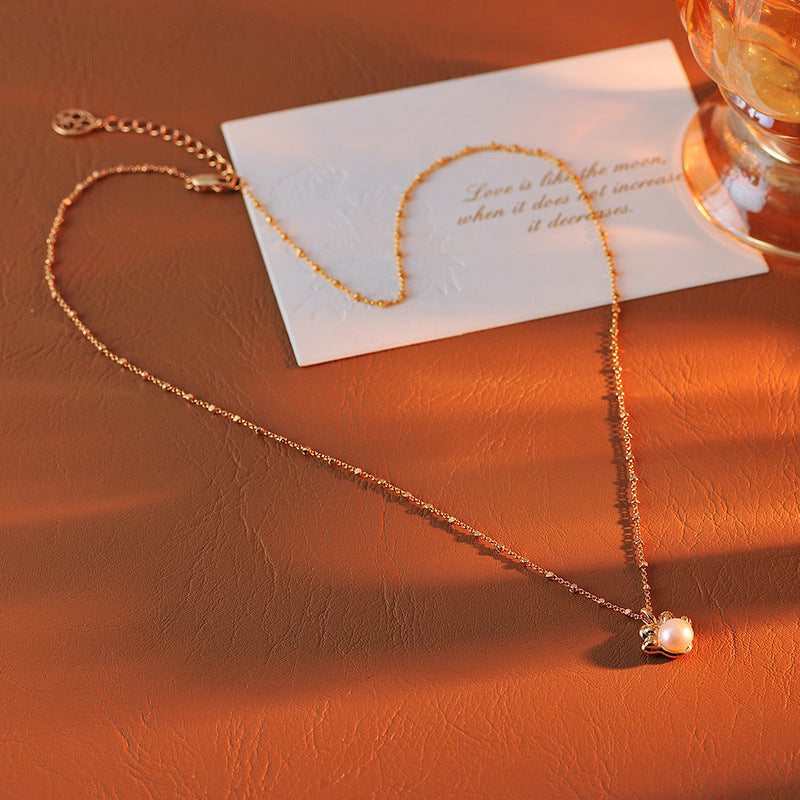 Original Small Claw Natural Pearl Champagne Gold Collarbone Necklace for Women Simple Cute Personality Versatile Jewelry