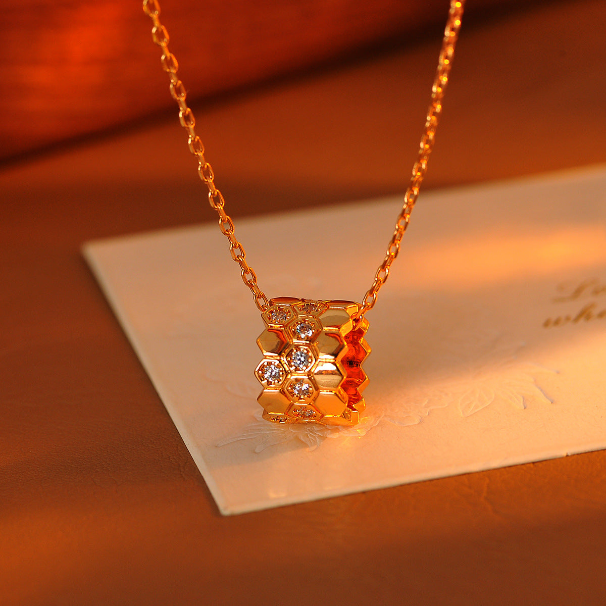 Exquisite Edition Inlaid Diamond Honeycomb Necklace Diamond Pattern Cylinder Pendant Honeycomb Polygonal Collarbone Chain Light Luxury