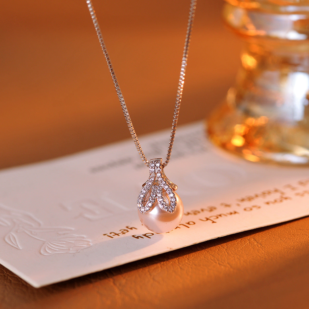 Fishtail Necklace with Diamonds and Natural Shell Pearl Single Fishtail Pendant Necklace Light Luxury High-end Clavicle Chain