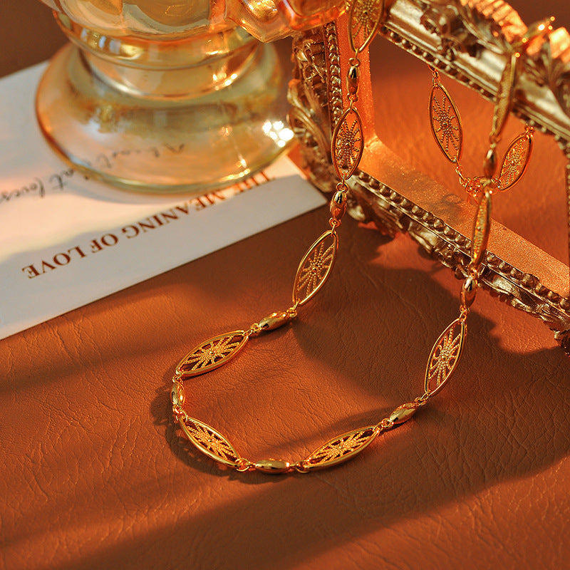 New Chinese Style Ancient Gold Color French Retro Elegant Light Luxury Fashion Autumn Winter High-end Western Chain Collarbone Chain
