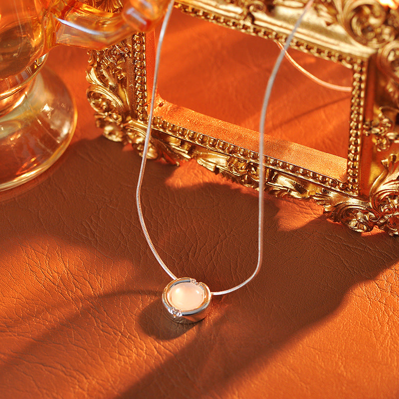 Flowing White Mother-of-Pearl Pendant Necklace for Women, Long Simple Design Clavicle Chain, High-End Minimalist Sweater Chain for Women